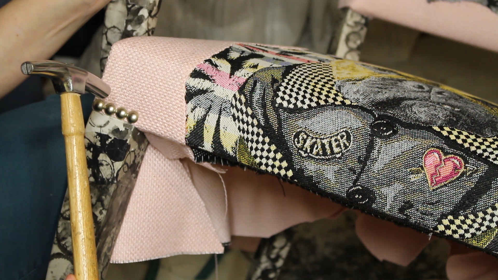 Comment poser des clous bien alignés sur l'assise d'un Bridge