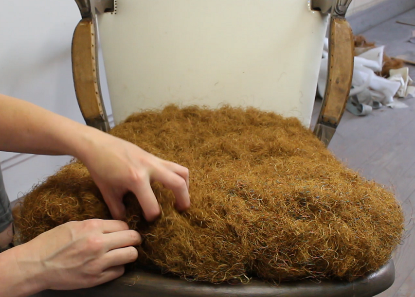 Comment réaliser une mise en crin homogène sur le dossier d'un Voltaire (crin végétal)