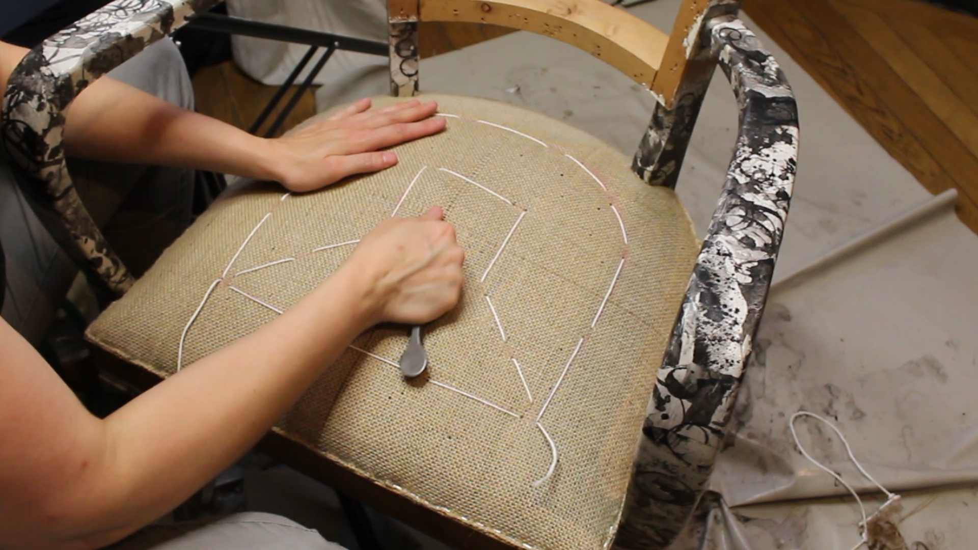 Comment réussir une belle garniture en crin sur l'assise d'un Bridge,  ni trop ferme, ni trop molle