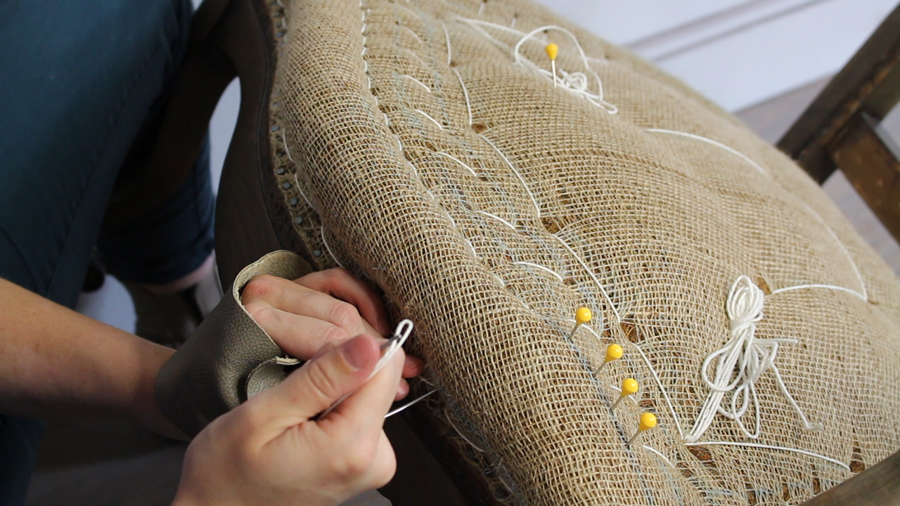 Comment piquer un point droit pour raffermir la garniture