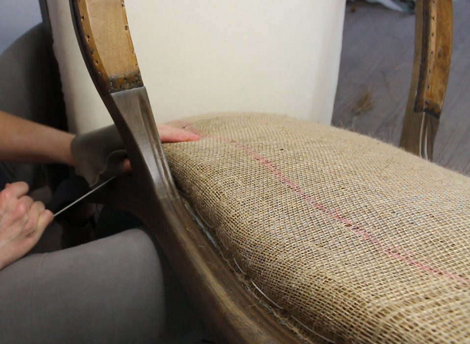 Comment réaliser un point perdu dans la garniture du dossier d'un voltaire