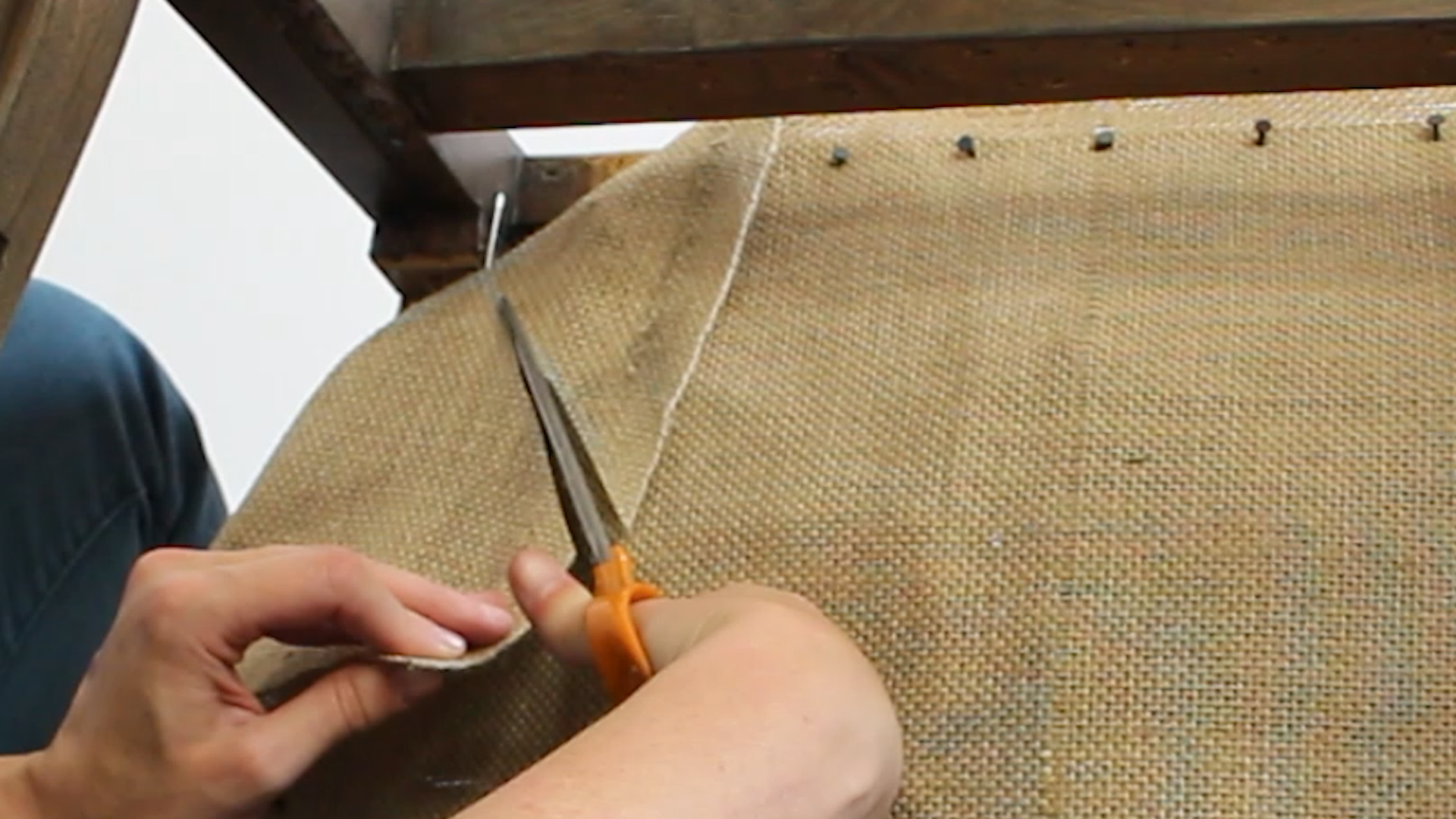 Comment réaliser des coupes nettes et précises dans les différentes toiles (fauteuil voltaire)