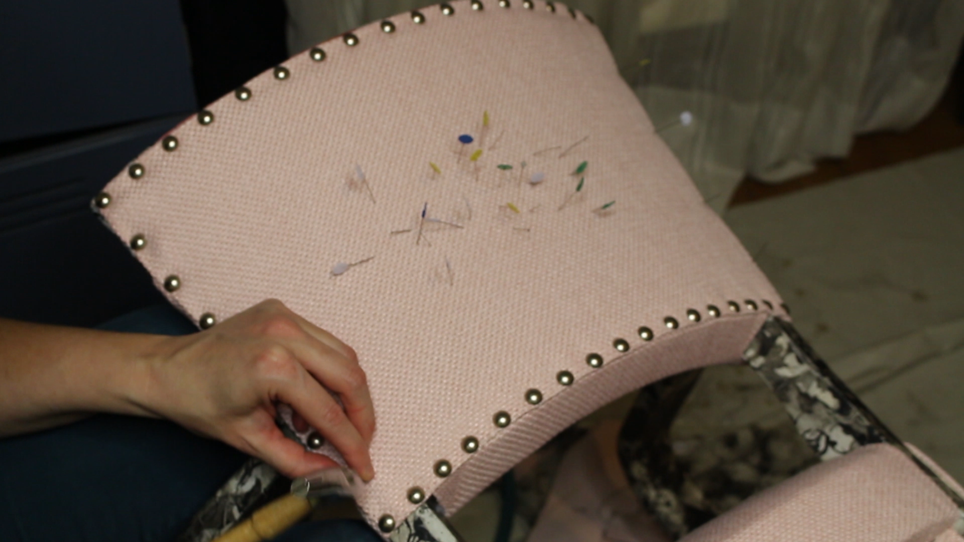 Comment poser des clous espacés pour refermer le dossier d'un fauteuil Bridge