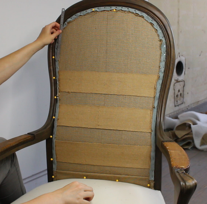 Comment poser un tissu arrière, une toile forte et des sangles sur le dossier d'un fauteuil Voltaire