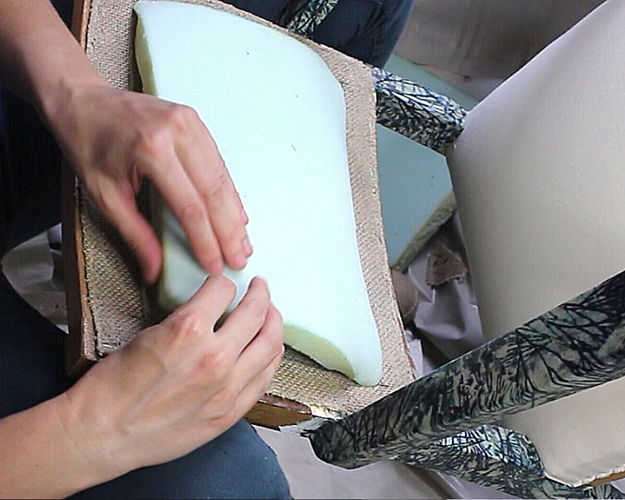 Pose d'une mousse sur un dossier de fauteuil Bridge