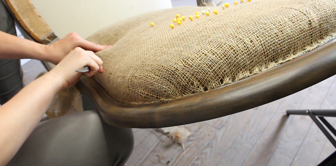 Comment rabattre la toile d'embourrure du dossier proprement sur le dossier d'un voltaire