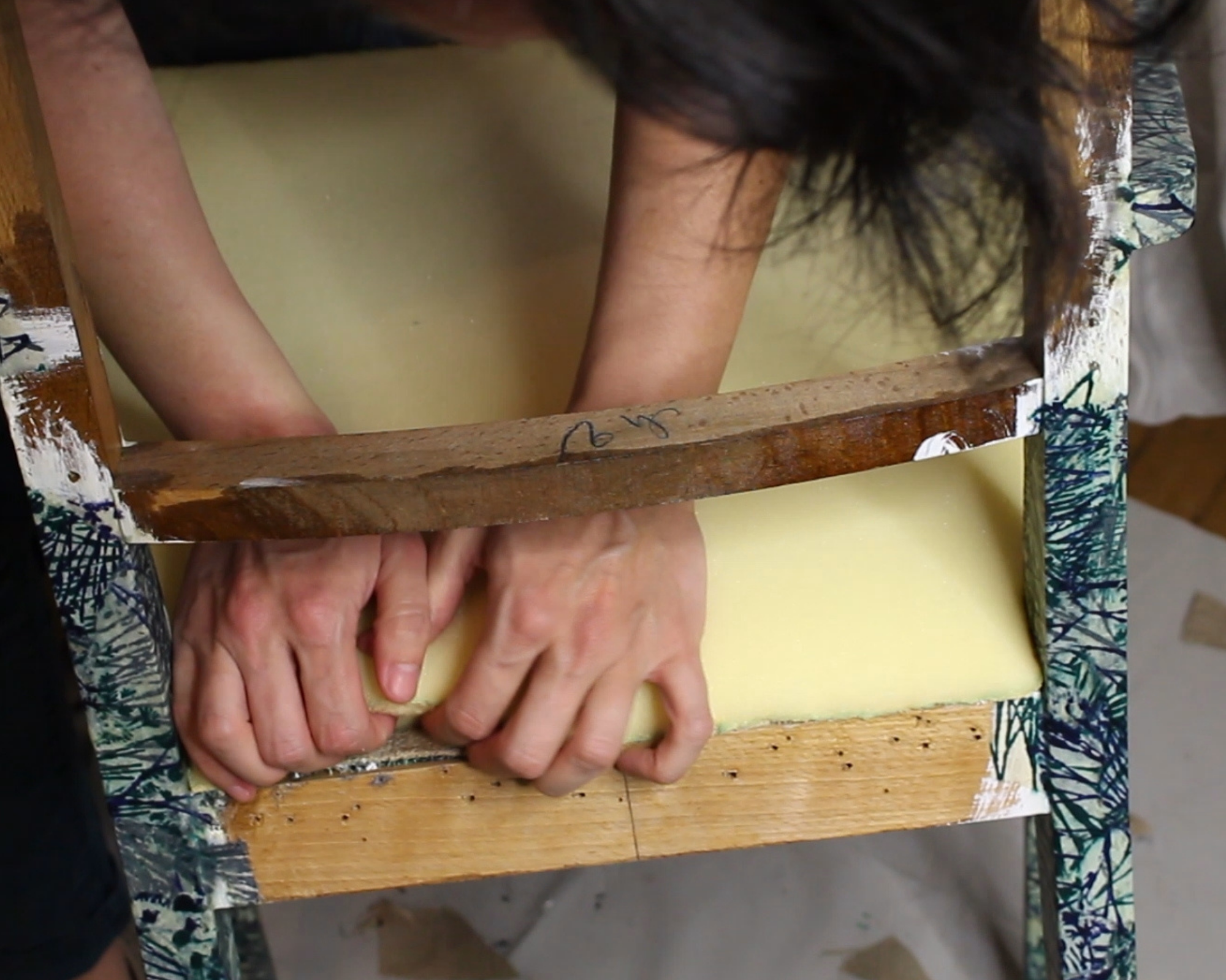 Pose d'une mousse sur une assise de fauteuil Bridge