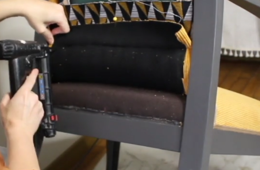 Comment accrocher toutes les toiles du dossier d'un voltaire