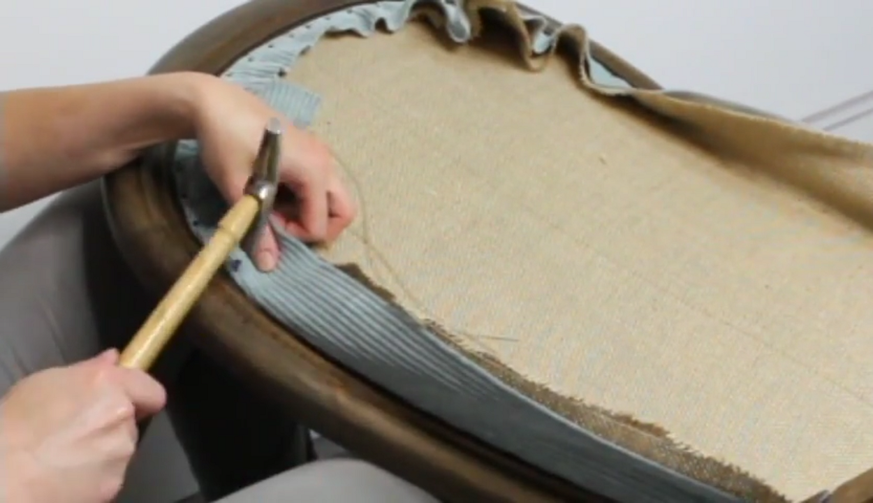 Comment poser un tissu sur l'arrière du dossier d'un voltaire