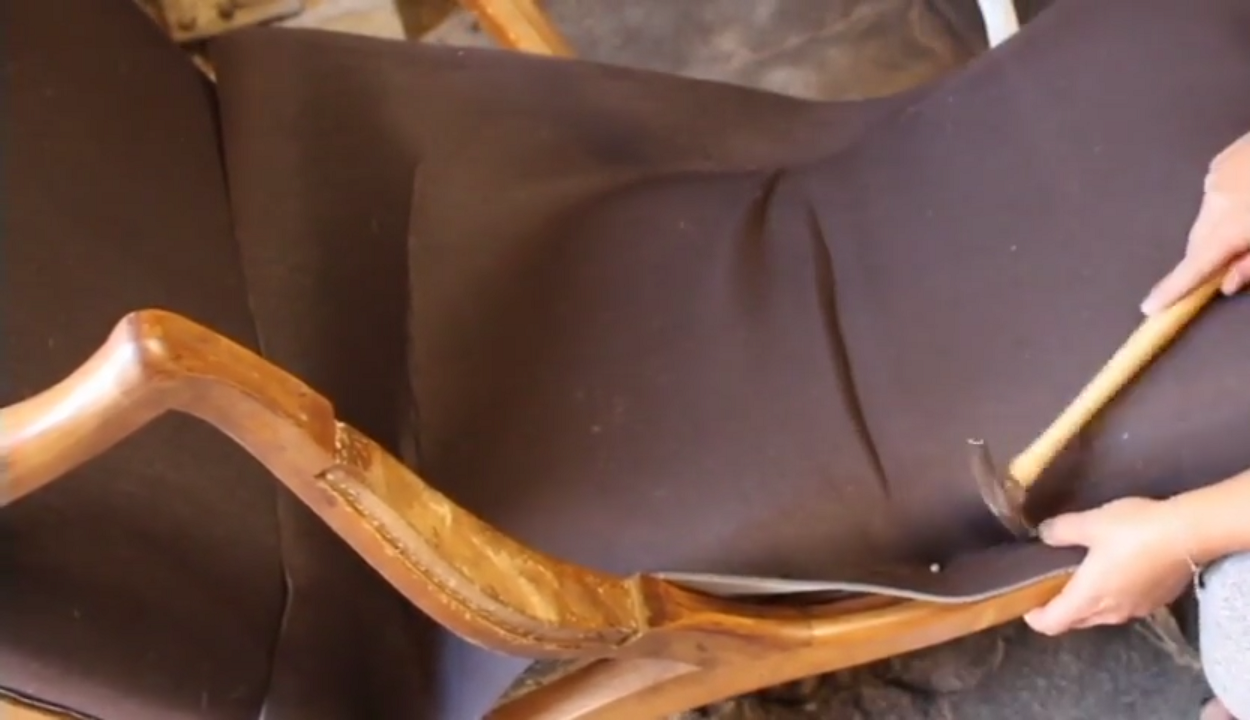 Comment poser un jersey sur le dossier d'un voltaire