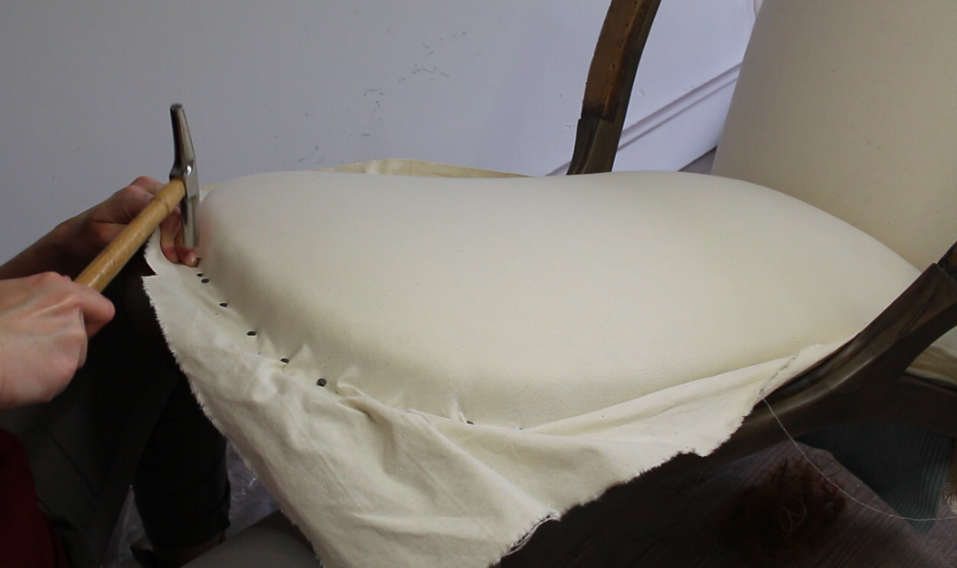 Comment réaliser la mise en blanc du dossier d'un Voltaire (semences et agrafes)