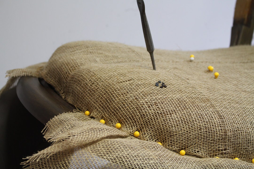 Comment faire l'emballage du dossier d'un fauteuil Voltaire