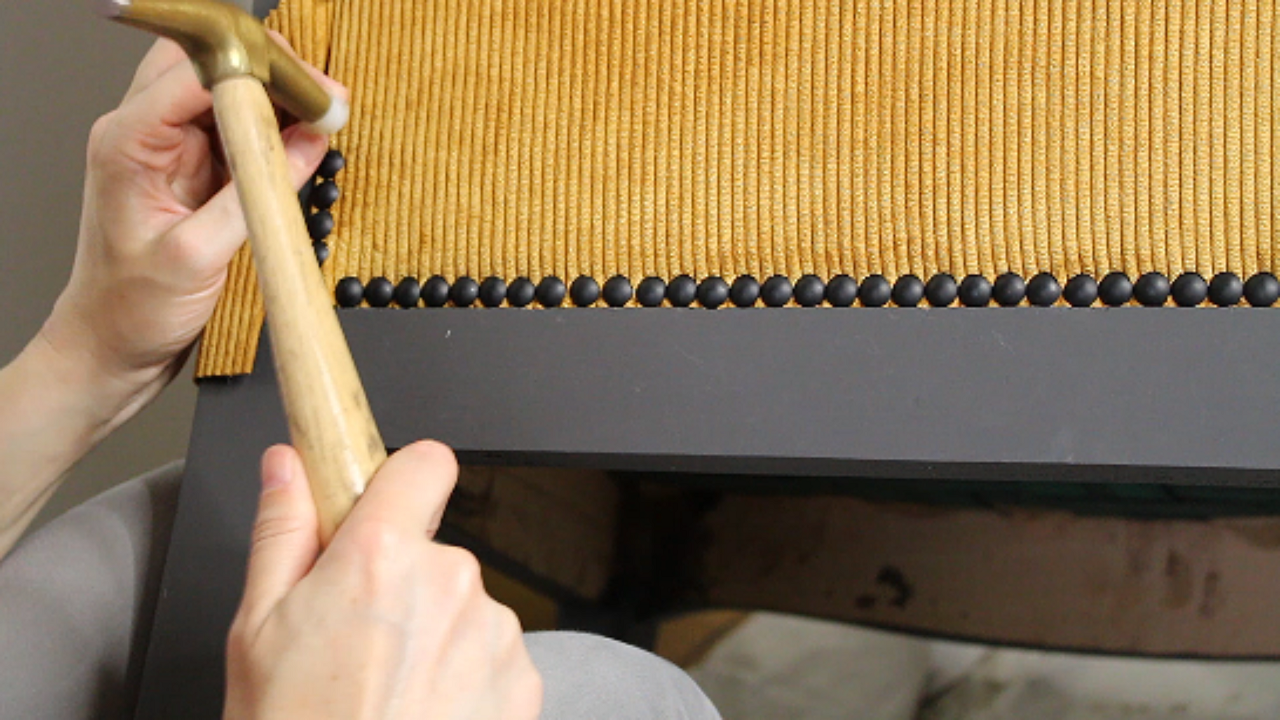 Comment poser des clous décoratifs sur l'intégralité d'un fauteuil Voltaire