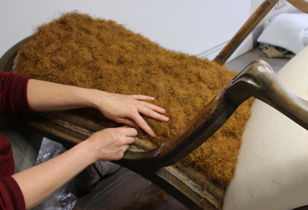 Comment réaliser une piqûre de crin sur le dossier d'un voltaire