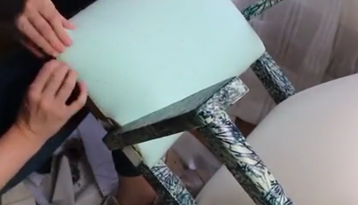 Pose d'une mousse sur un dossier de fauteuil Bridge
