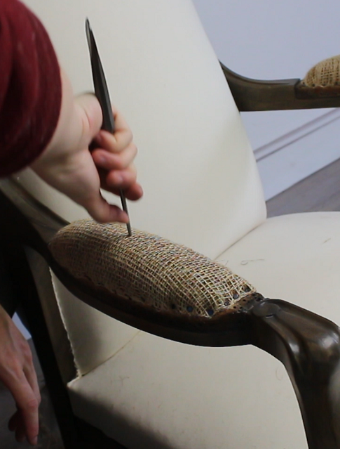 Comment réaliser une garniture en pelote non piquée sur les manchettes d'un voltaire