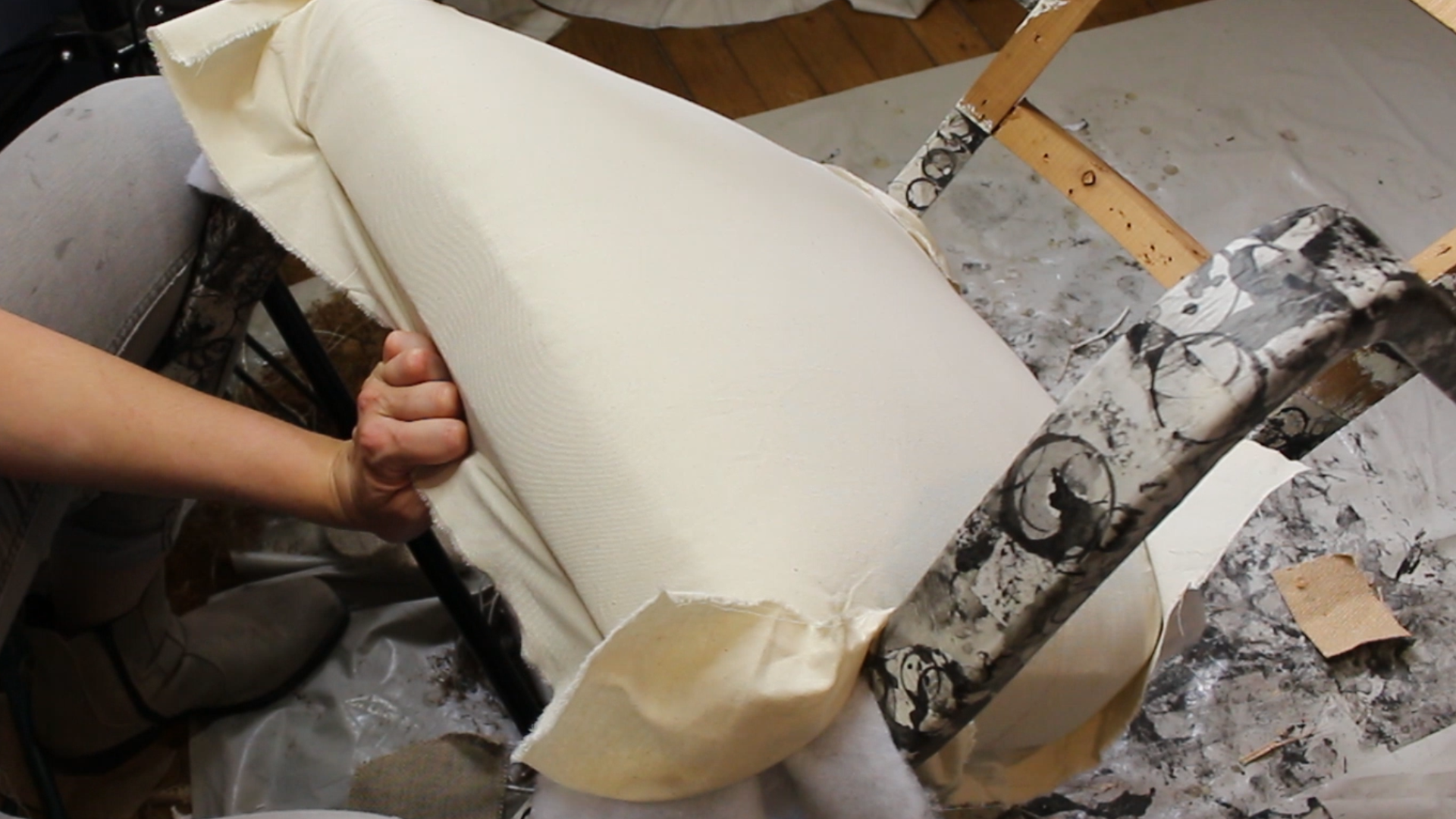 Pose d'une mousse sur un dossier de fauteuil Bridge