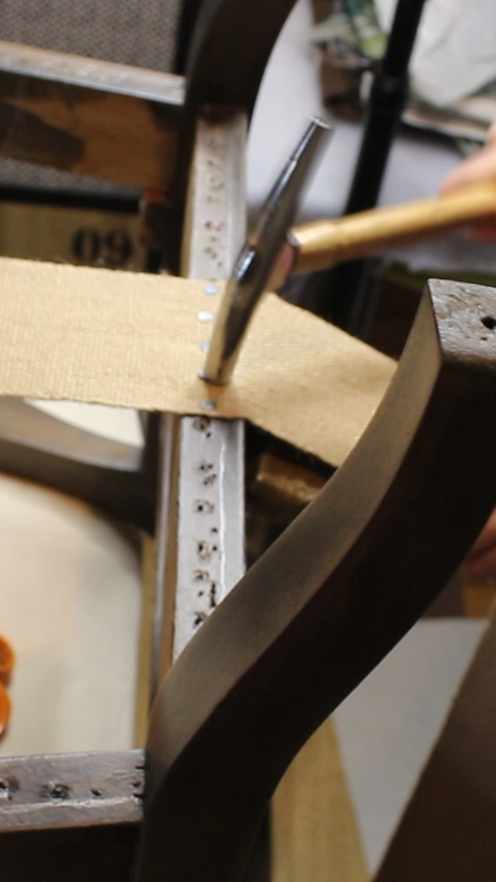 Outils nécessaires pour réaliser un sanglage traditionnel en tapisserie d’ameublement, incluant un tire-sangles, des sangles en jute, un serre-joint et des agrafes. Explication de leur utilisation pour garantir une assise solide et durable.