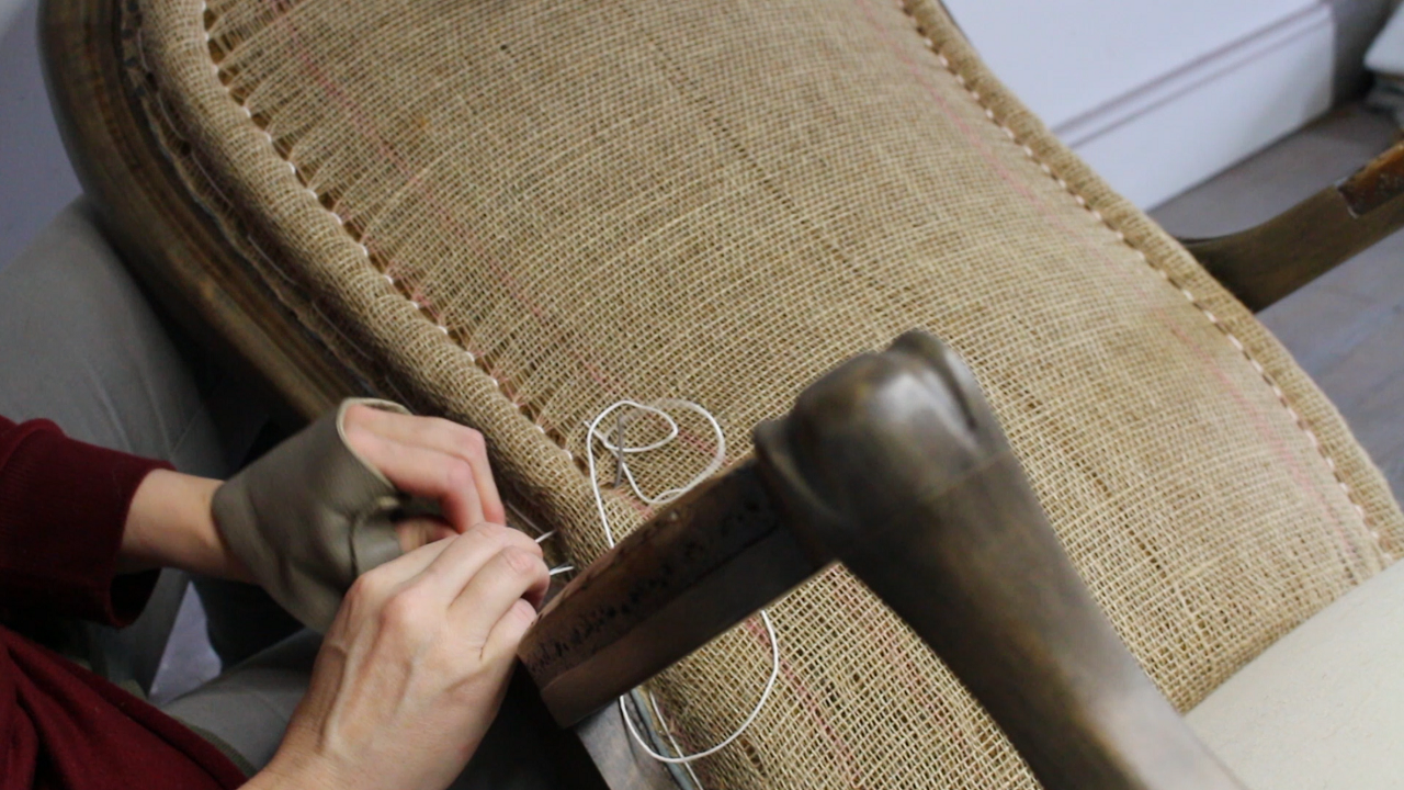 Comment piquer un point de bourrelet dans la garniture du dossier d'un voltaire