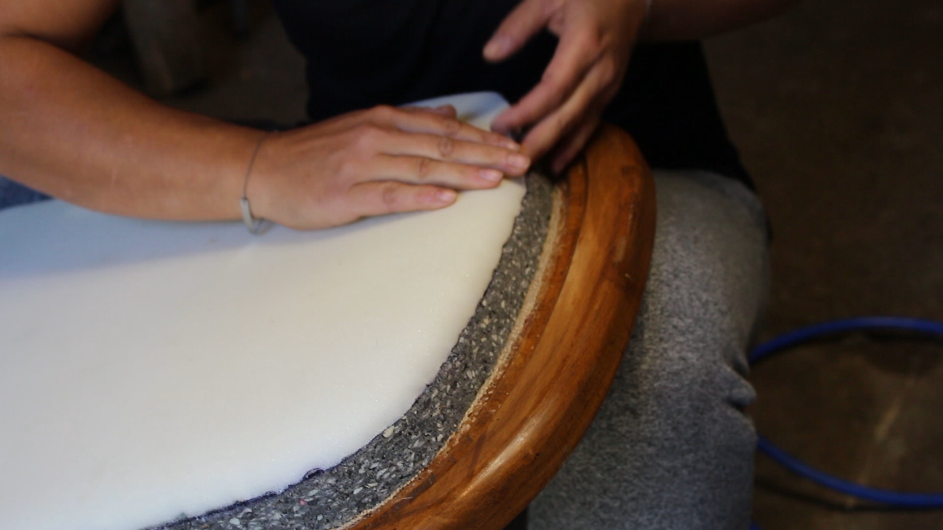 Pose d'une mousse sur un dossier de fauteuil Voltaire