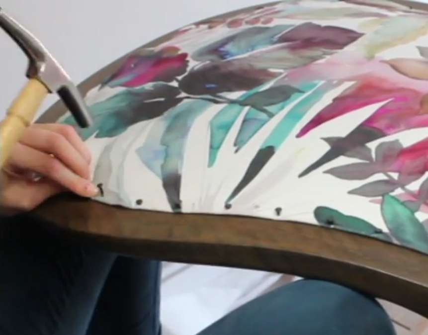 Comment fixer un tissu sur l'arrière du dossier d'un voltaire (si besoin) pour une finition clous décoratifs