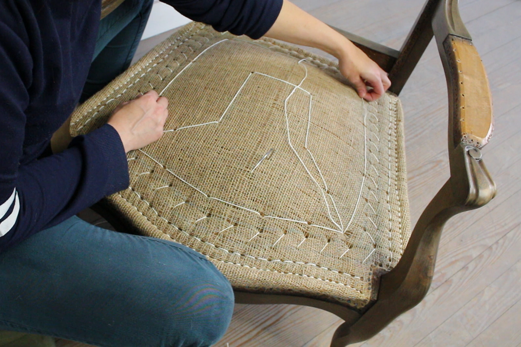 Comment réaliser puis desserrer le point de fond de l'assise d'un Voltaire