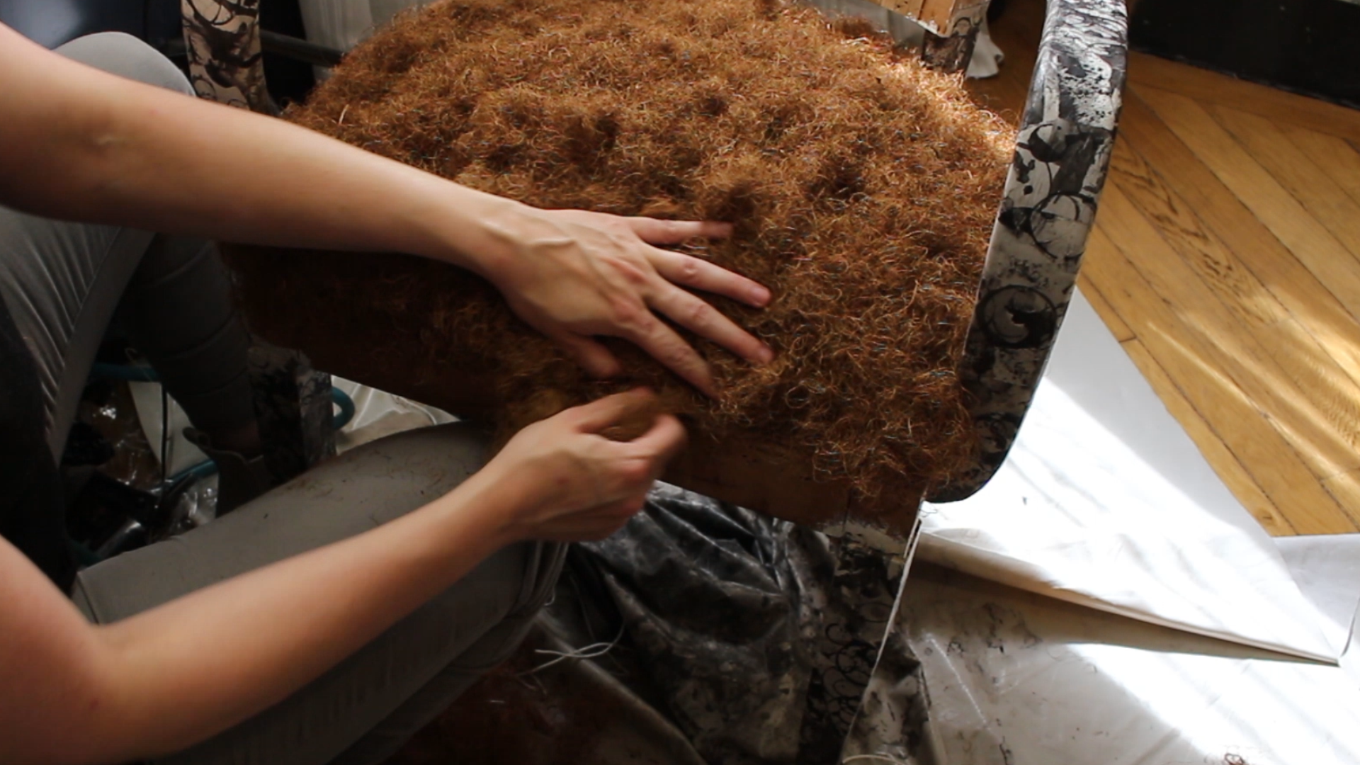 Pose d'une mousse sur une assise de fauteuil Bridge