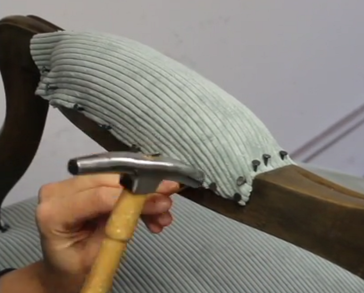 Comment poser un tissu sur les manchettes d'un voltaire pour une finition clous ET double-passepoil