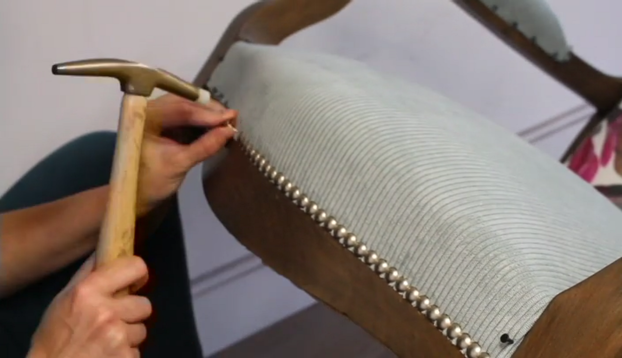 Comment poser des clous décoratifs sur l'intégralité d'un fauteuil Voltaire