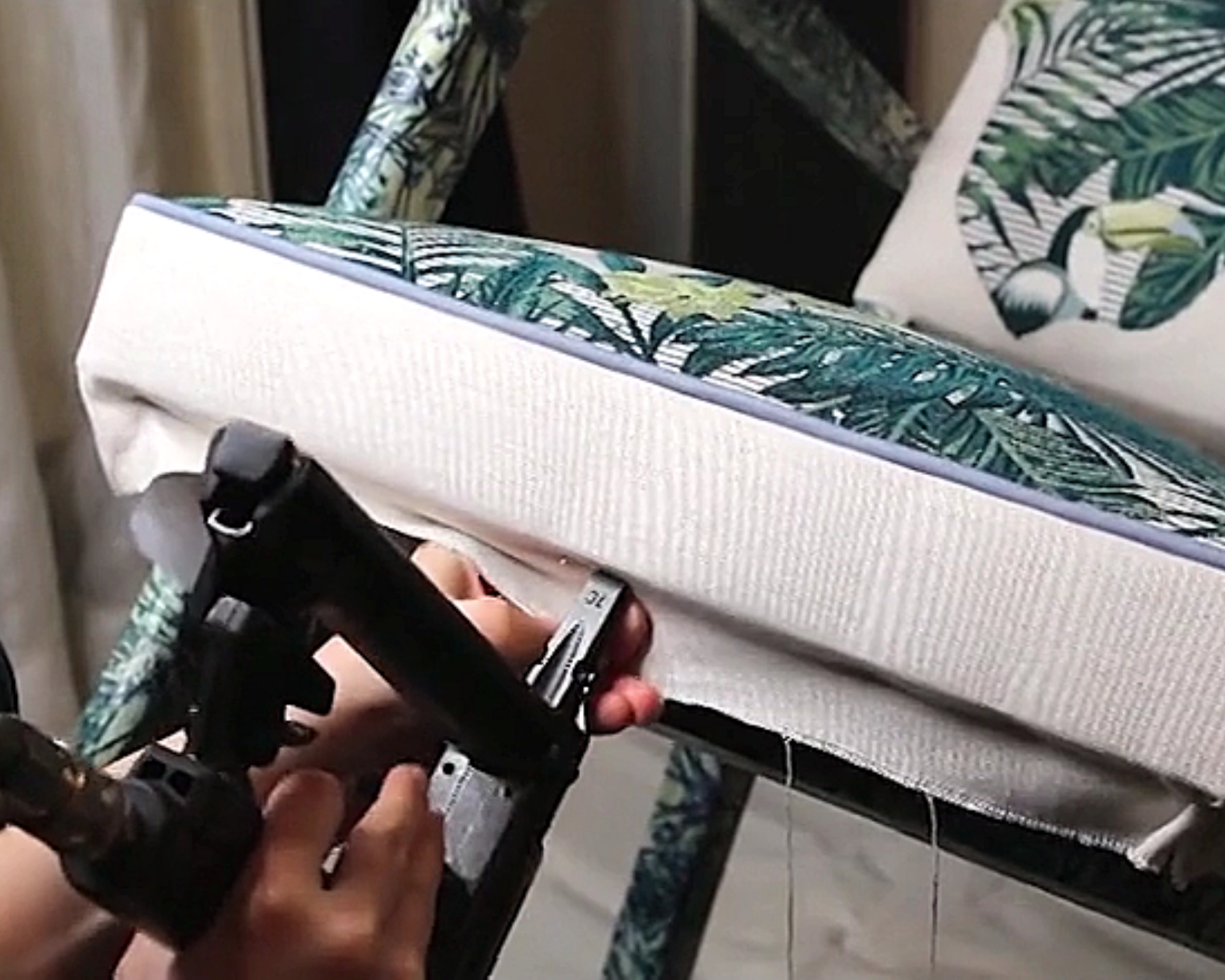 Anglaisage sur une assise de fauteuil Bridge