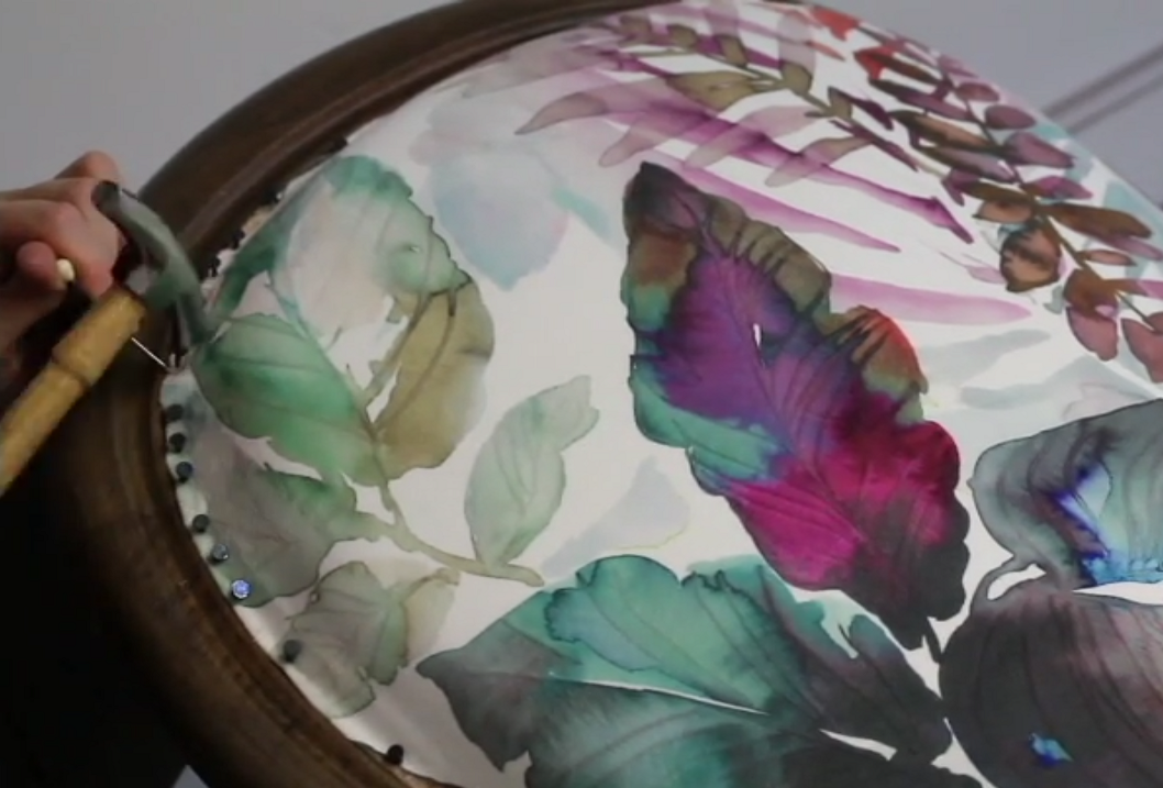 Comment poser une tissu sur le dossier d'un Voltaire pour une finition clous ET double-passepoil